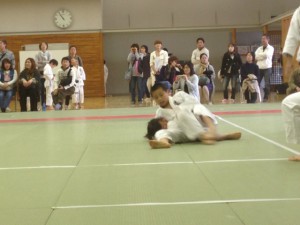 小25